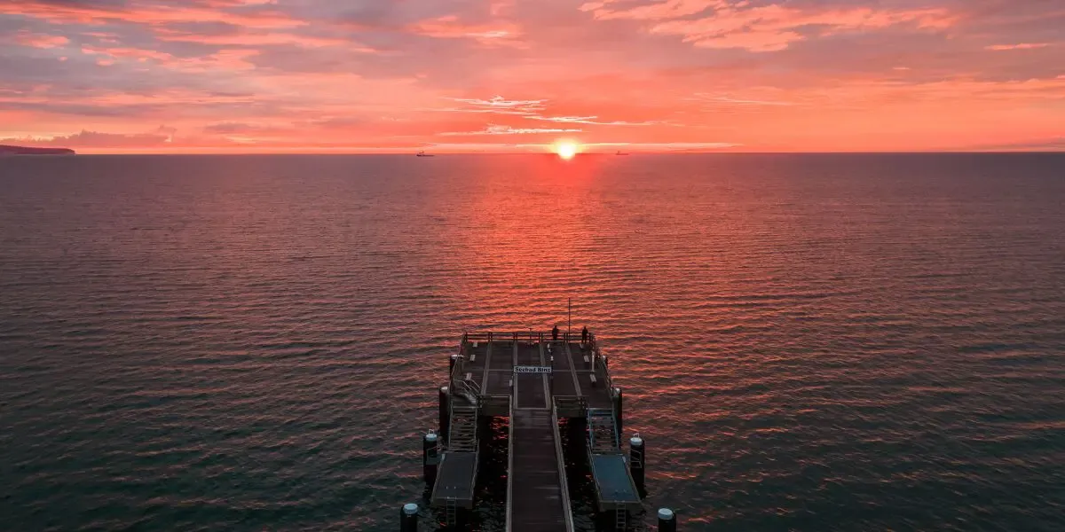 Seebrücke im Sonnenaufgang